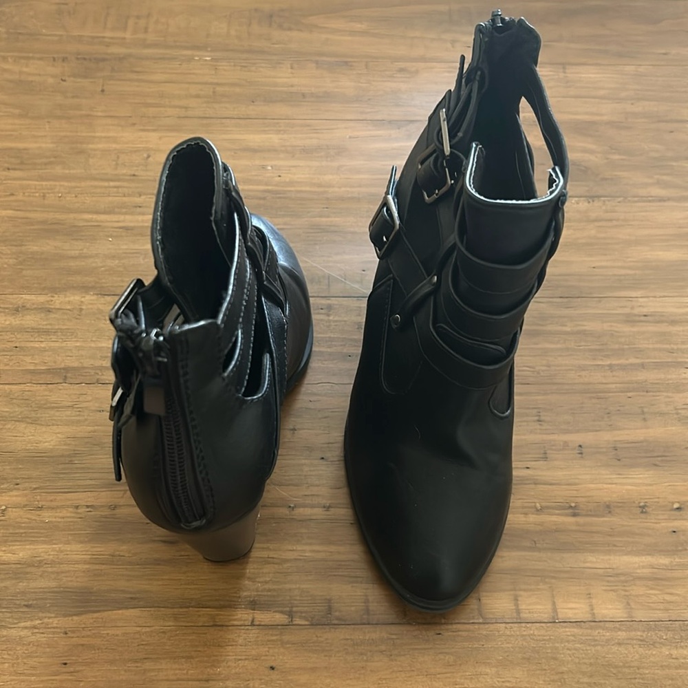 Size (7) booties, barely worn, great condition.